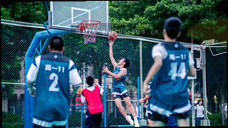 球员剪影与比赛场景的抽象合成